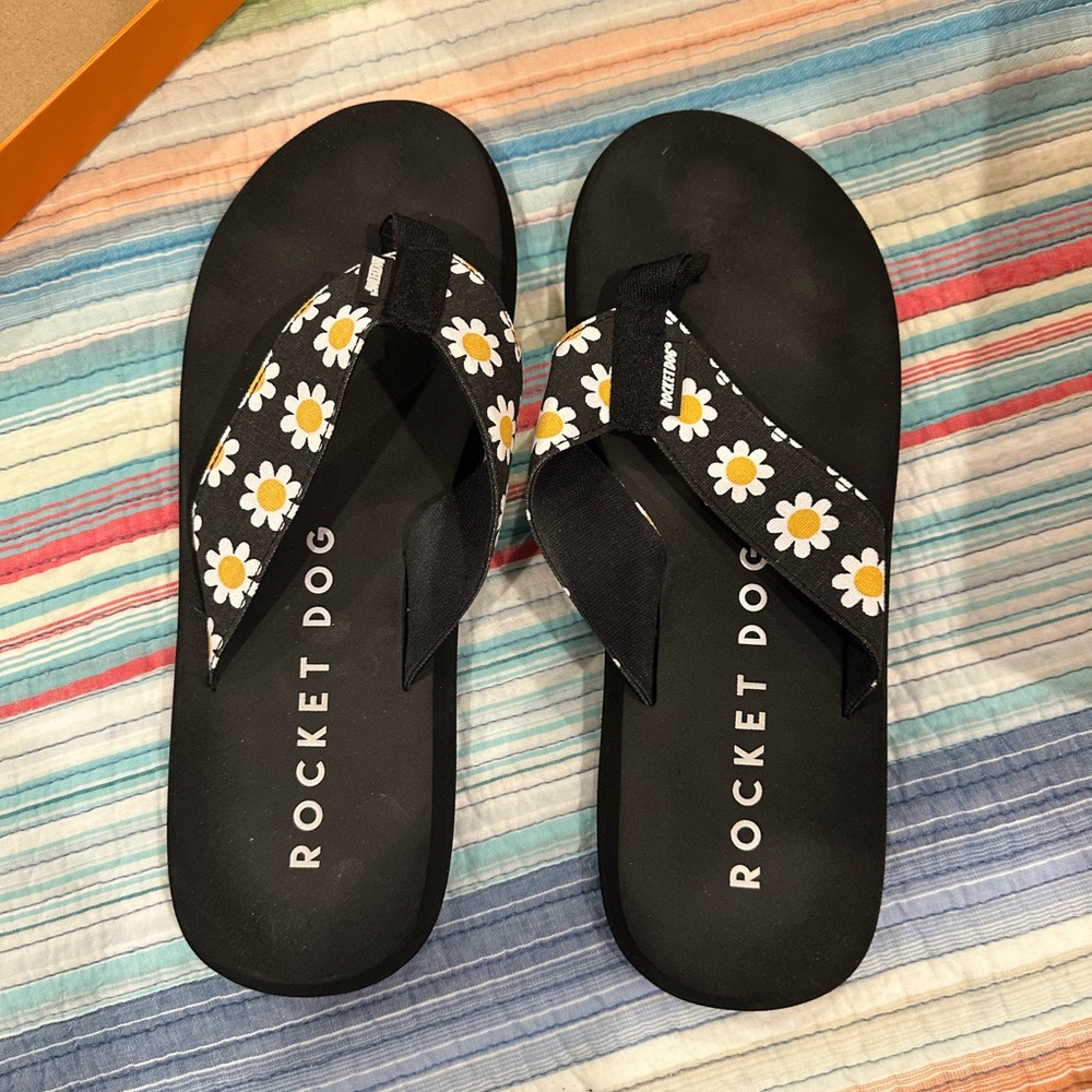 Rocket Dog Black Daisy Sandals - Picture 2 of 7